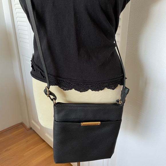Tommy Hilfiger Handbags - Tommy Hilfiger black purse